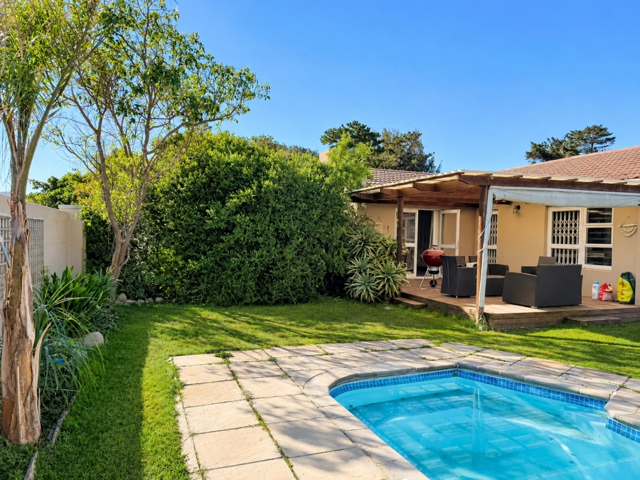 To Let 4 Bedroom Property for Rent in Edgemead Western Cape
